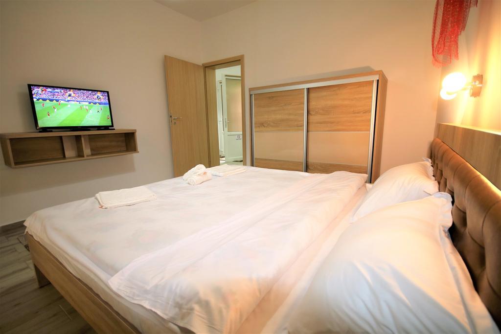 Hotel Aby Sunrise à Orşova Extérieur photo