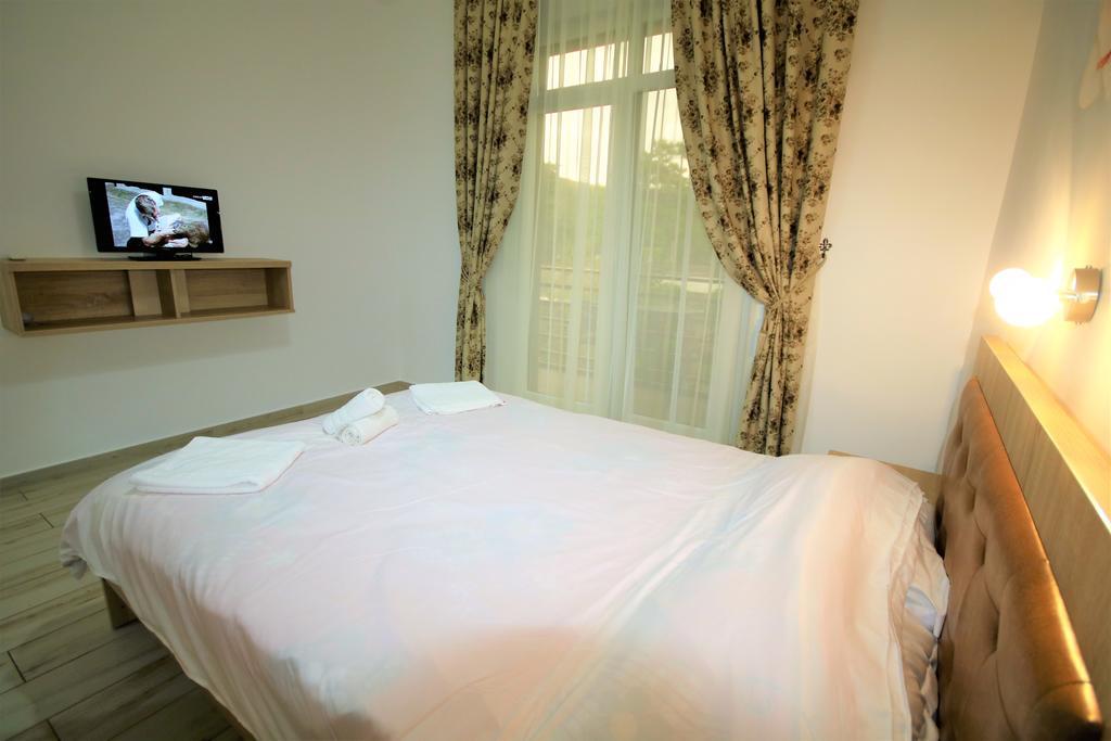 Hotel Aby Sunrise à Orşova Extérieur photo
