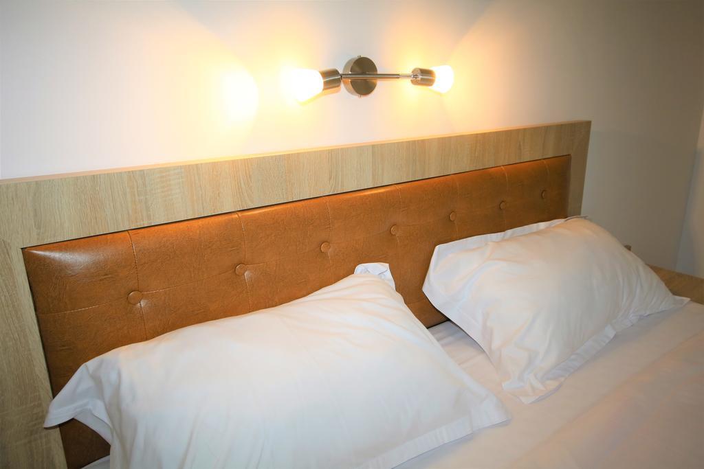 Hotel Aby Sunrise à Orşova Extérieur photo