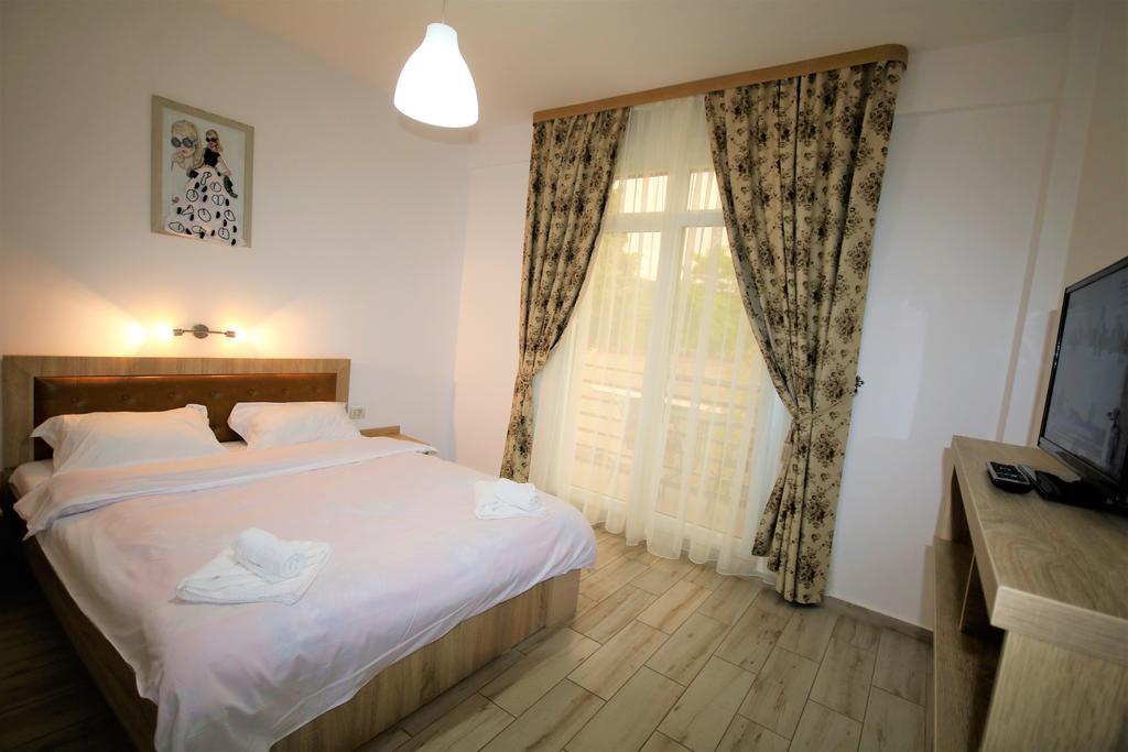 Hotel Aby Sunrise à Orşova Extérieur photo